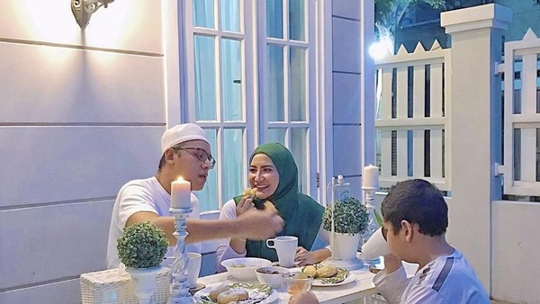 Natalie Sarah Hobi Makan di Teras Rumah hingga Pinggir Pantai