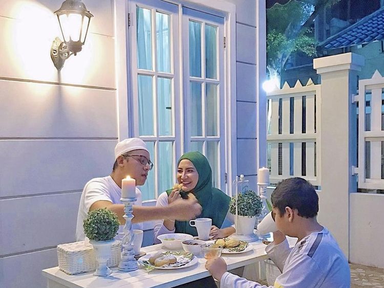 Natalie Sarah Hobi Makan di Teras Rumah hingga Pinggir Pantai