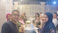Wow! Meja makan di rumahnya pun diubah bagaikan meja makan di restoran. Kali ini Natalie dan keluarga makan malam bersama dengan menu steak ala rumahan. Foto: Instagram @natalie_sarahs