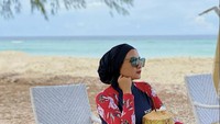 Begini pose wanita kelahiran 1983 itu saat bersantai sambil menikmati kelapa muda di pinggir pantai yang indah. Foto: Instagram @natalie_sarahs