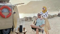 Terekam lagi momennya ketika Natalie Sarah dan suami camping pakai Van di pinggir pantai. Artis itu tampak telah menyiapkan cangkir dan satu termos minuman untuk dinikmati. Foto: Instagram @natalie_sarahs