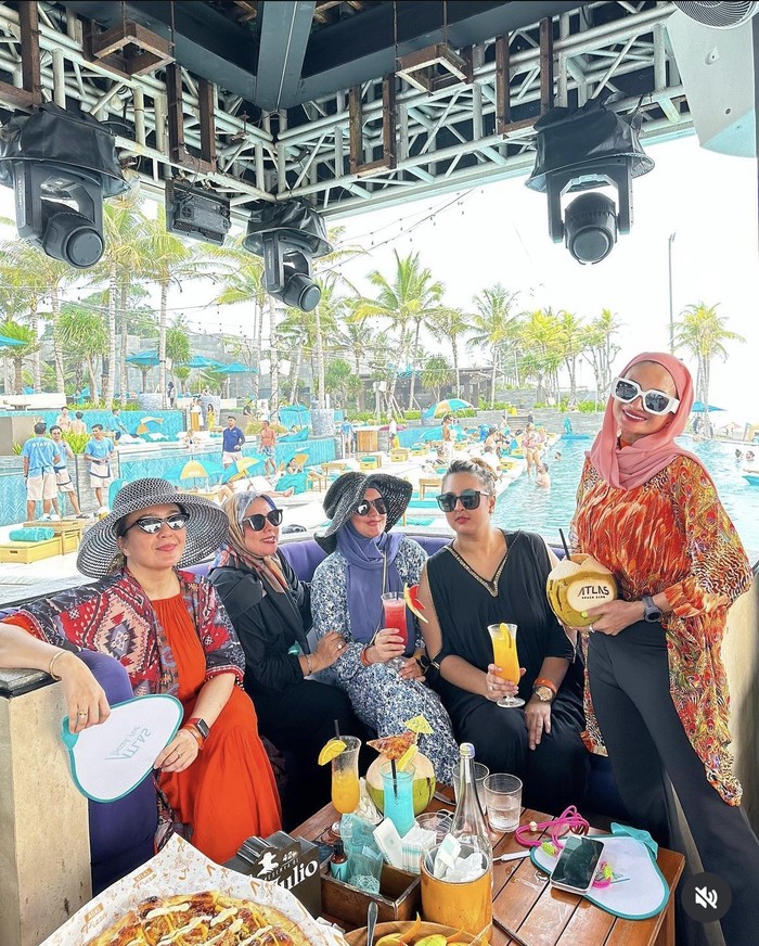Natalie Sarah Hobi Makan di Teras Rumah hingga Pinggir Pantai Natalie Sarah Hobi Makan di Teras Rumah hingga Pinggir Pantai