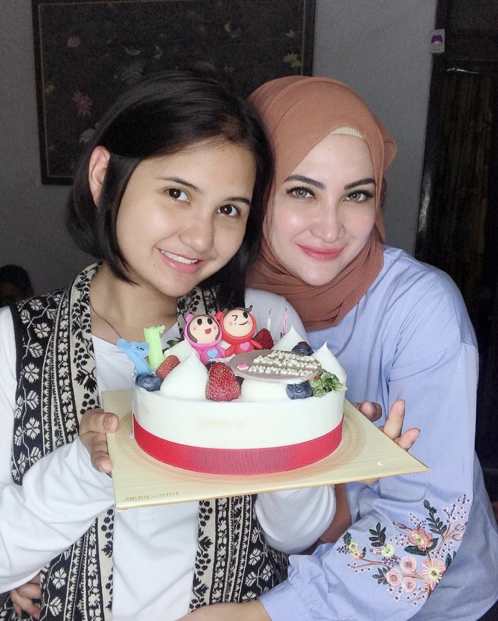 Natalie Sarah Hobi Makan di Teras Rumah hingga Pinggir Pantai