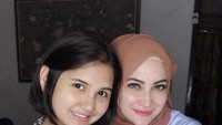 Setelah lama tidak terdengar, Natalie Sarah hadir dengan mengungkap anaknya yang berusia 22 tahun ingin masuk ke industri hiburan. Natalie mengizinkannya, tetapi dengan syarat tertentu. Foto: Instagram @natalie_sarahs
