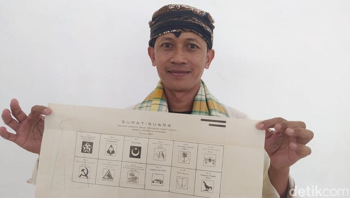Pegiat Komunitas Kota Toea Magelang, Bagus Priyana menunjukkan potret suara pemilu lokal 1957.