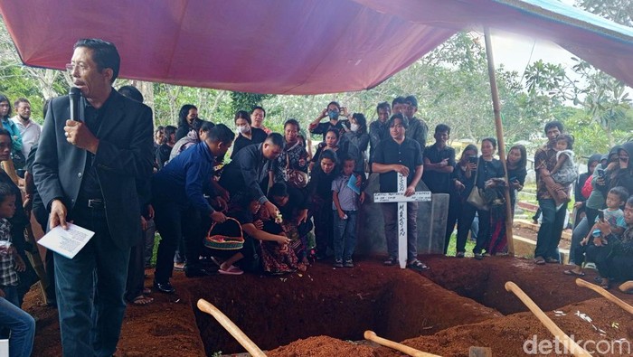 Pemakaman dua anak korban kebakaran di Cibogo Subang.