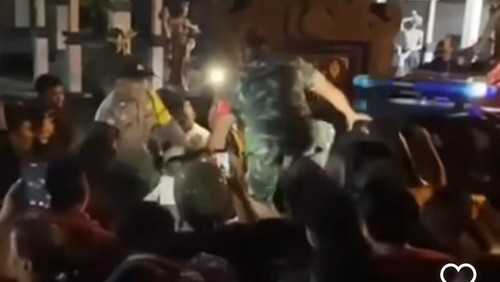 Polisi dan tentara saat mengamankan empat pemuda yang menantang warga di Mengwi, Badung, Sabtu (10/2/2024) malam.