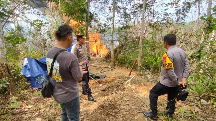 Penampakan sumur minyak ilegal terbakar di Batanghari, Jambi.