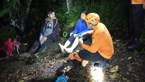 Tim SAR mengevakuasi pendaki hiportemia di Gunung Agung, Karangasem Bali, Minggu (11/2/2024).