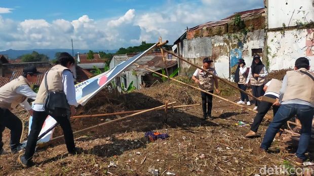 Penertiban APK di Kota Sukabumi, Minggu (11/2/2024).