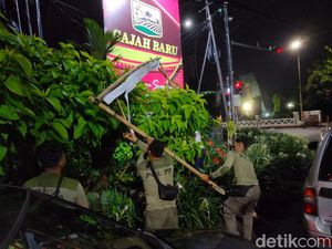 Petugas Gabungan Copot APK di Surabaya yang Masih Terpasang Saat Masa Tenang