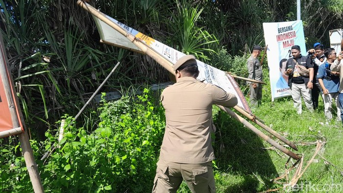 Penertiban APK di Pangandaran, Minggu (11/2/2024).