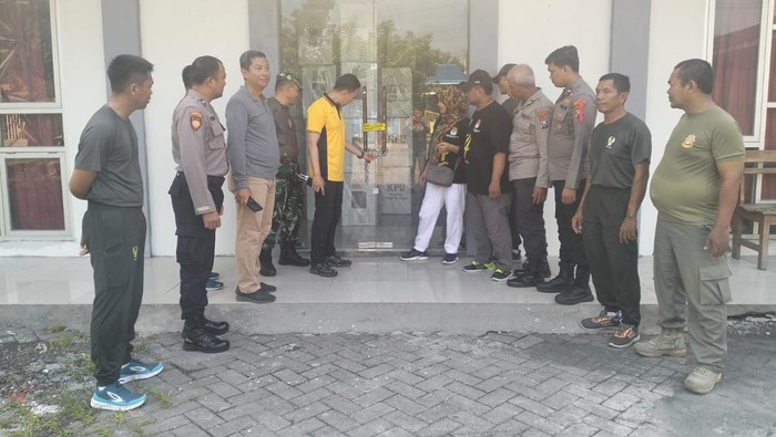 Pengecekan gudang logistik di Karang Pilang Surabaya