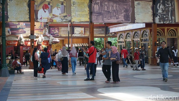 Pengunjung di Wisata Kampung Coklat Blitar.