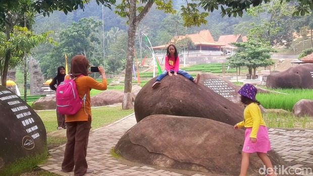 Pengunjung saat berwisata di Bukit Sidampyak Kampung Turis Karawang