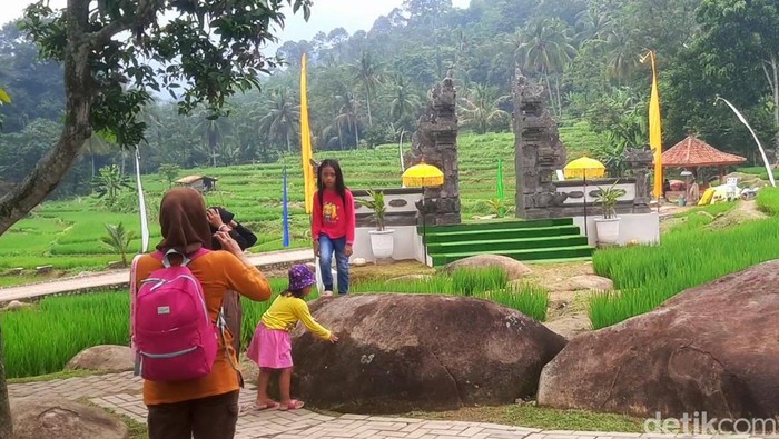Pengunjung saat berwisata di Bukit Sidampyak Kampung Turis Karawang