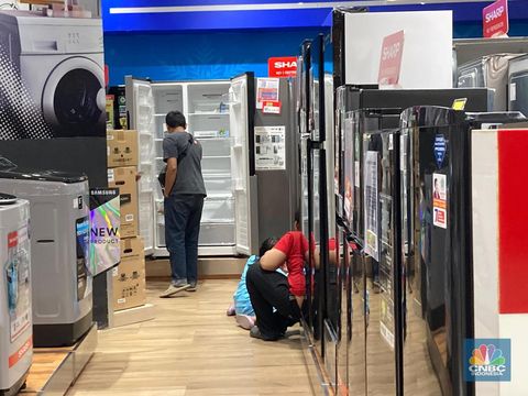 Pengunjung tertarik diskon kulkas dan perlengkapan di Transmart Trans Studio Mall Cibubur, Minggu, (11/2/2024). (CNBC Indonesia/Mentari Puspandini)