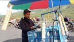 Tampang Penjual Es Krim di Bromo yang Viral Mirip Pangeran Mateen