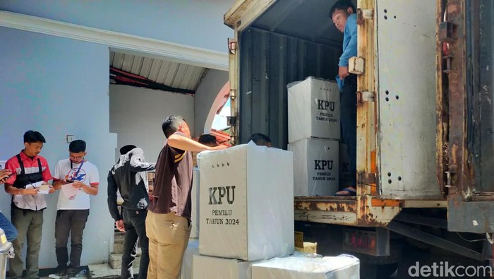 Penyaluran logistik Pemilu 2024 di Kota Sukabumi.