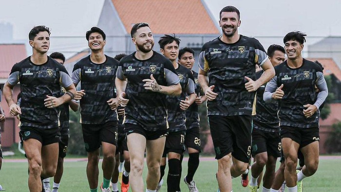 Persebaya Surabaya berencana menggelar pertandingan uji coba saat libur kompetisi Liga 1 2023/2024. Jeda kompetisi berlangsung cukup lama lantaran ada agenda Pemilu 2024 yang dilaksanakan pada 14 Februari 2024.