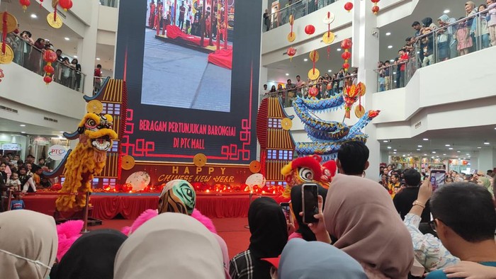 Pertunjukan Barongsai dan Tarian Naga di PTC Mal.