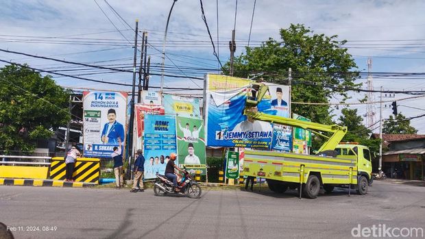 Petugas Bawaslu Lamongan tertibkan APK di masa tenang.