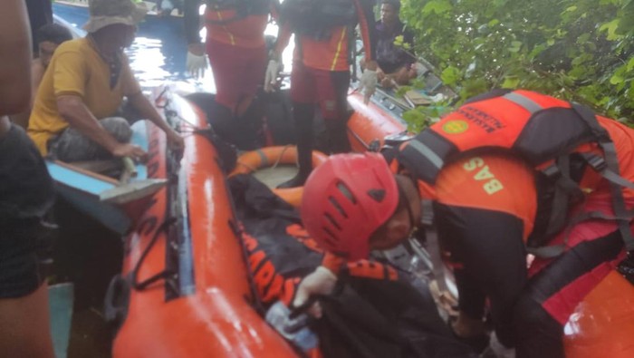 Petugas mengevakuasi jasad Jamaluddin korban hilang getek terbalik