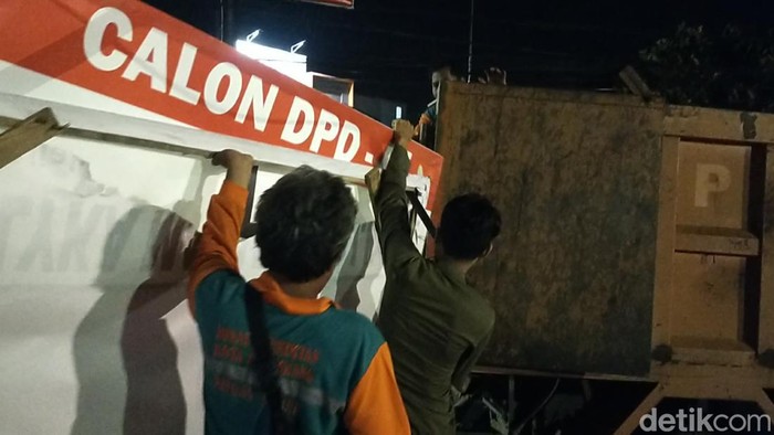 Petugas menurunkan APK milik salah satu calon karena masa kampanye sudah berakhir.