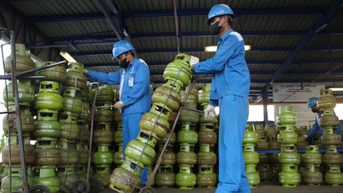 Petugas Pertamina Patra Niaga Regional Jatimbalinus saat memeriksa kondisi LPG 3 kg, Minggu (11/2/2024). (Foto: Istimewa)