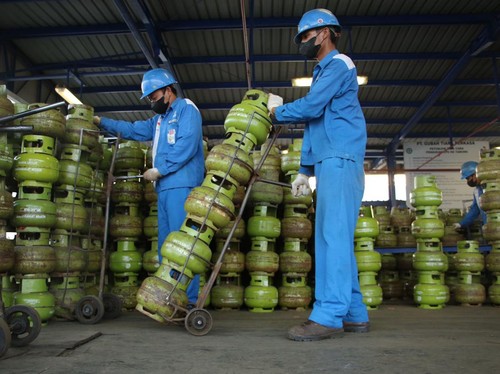 Petugas Pertamina Patra Niaga Regional Jatimbalinus saat memeriksa kondisi LPG 3 kg, Minggu (11/2/2024). (Foto: Istimewa)