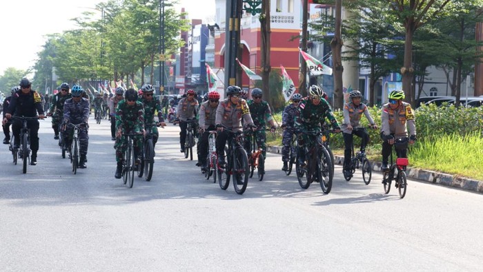 Polda Kepri-TNI gowes bareng sembari membawa pesan Pemilu Damai pada Sabtu (10/2/2024).(dok Polda Kepri)