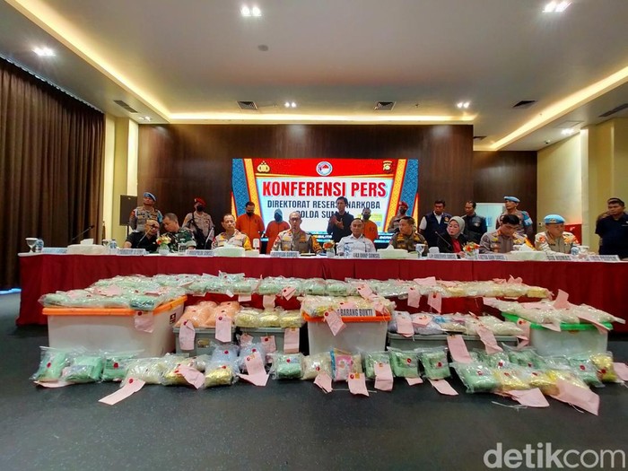 Polda Sumsel mengamankan 111 kg sabu dan 134 ribu  ekstasi dari 3 tersangka.