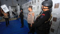 Kepolisian Polres Aceh Barat mengerahkan puluhan personel untuk melakukan pengawalan proses pemuatan logistik pemilu sebelum didistribusikan ke kantor Panitia Pemilihan Kecamatan (PPK) yang tersebar di 12 lokasi di kabupaten setempat. ANTARA FOTO/Syifa Yulinnas