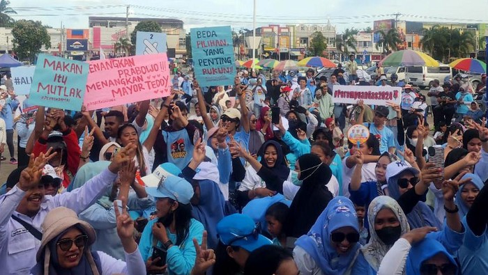 Potret Ramainya Pesta Rakyat Gemoy di Sorong Pesta Rakyat Gemoy yang di inisiasi Relawan TKN Golf Zona Papua Barat Daya berlangsung ramai dan meriah. Ini Potretnya.