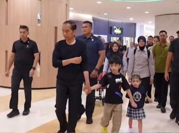 Presiden Jokowi bersama Jan Ethes dan La Lembah Manah. (Instagram Jokowi)