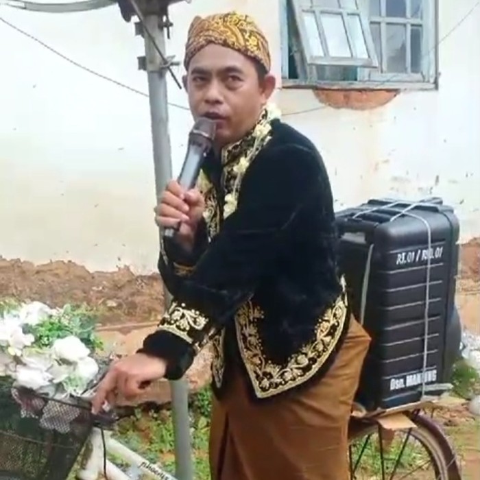 Pria Sumenep berbusana pengantin keliling naik sepeda ajak ke TPS di 14 Februari viral di media sosial.