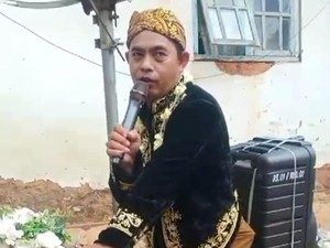 Aksi Pengantin Pria di Sumenep Keliling Kampung Ajak Warga Tak Golput