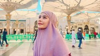 Prilly Latuconsina bahagia mendapatkan kesempatan untuk curhat dalam doa di Masjid Nabawi, Madinah. Foto: dok. Instagram Prilly Latuconsina