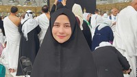 Selesai sudah ibadah Umrohku! rasanya sangat magis curhat langsung di depan kabah. Senang sekali bisa ke Tanah Suci bareng keluarga dan mereka yang sudah lama kerja sama aku dan menjaga aku. Tadinya mau berangkat bareng bibi yang sudah 19 tahun lamanya kerja sama aku dan supirku Kandri. Tapi Allah berkehendak lain, mereka sudah dipanggil duluan sama Allah sebelum ini. semoga mereka husnul khotimah dan sudah berada di tempat yang baik Aamiin. Semoga juga teman-teman yang melihat postingan ini bisa berangkat Umroh secepatnya yaaa! tulis Prilly Latuconsina dalam unggahannya dilihat pada Minggu (11/2/2024). Foto: dok. Instagram Prilly Latuconsina