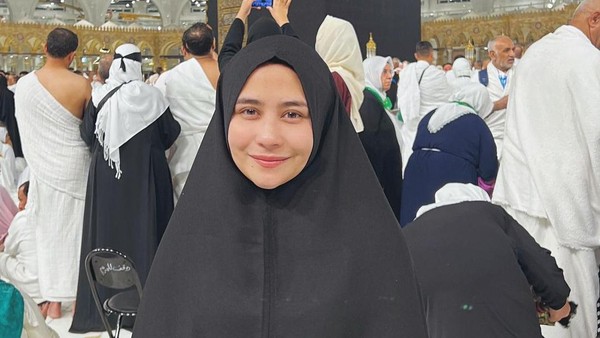 Masyaallah, Prilly Latuconsina Bersyukur Umrah Bareng Keluarga dan Karyawan