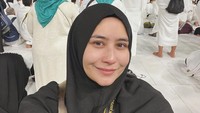 Prilly Latuconsina mengunggah selfie di depan Kabah. Prilly tersenyum dalam balutan gamis dan kerudung hitam. Foto: dok. Instagram Prilly Latuconsina