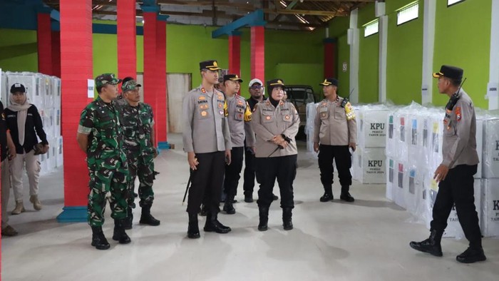 Proses pendistribusian ribuan kotak suara di Magetan yang dikawal personel Polri-TNI.