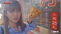 Kunjungan Ranny ke Taiwan ini ternyata untuk menonton konser Coldplay. Sebelum konser, Ranny menyempatkan untuk jajan pancake khas Taiwan. Foto: YouTube Ranny SW
