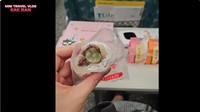 Kakak Ria SW ini juga kulineran di Liohue Night Market Kaohsiung. Ia membeli mochi dengan isian anggur hijau. Foto: YouTube Ranny SW