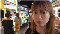 Saat ke Taipei tentu saja tak lupa kulineran. Ia membeli sate bakso ikan yang pedas. Selain itu, ia juga membeli steak potongan. Foto: YouTube Ranny SW