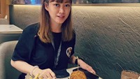 Ranny SW dikenal sebagai kakak dari YouTuber kuliner terkenal, Ria SW. Ranny memiliki wajah dan suara yang mirip sekali dengan sang adik hingga kerap membuat netizen salah sangka. Foto: YouTube Ranny SW