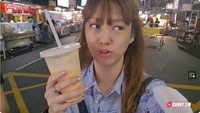 Setelah konser berlangsung, Ranny kembali ke pasar malam untuk jajan. Ia membeli sosis dan minuman segar berupa susu pepaya. Foto: YouTube Ranny SW