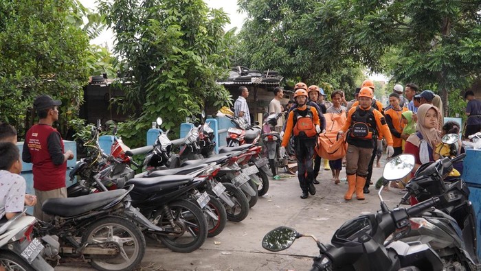 Relawan bencana banjir Karanganyar Demak melakukan evakuasi jenazah diduga jatuh dari lantai dua saat banjir, Minggu (11/2/2024).