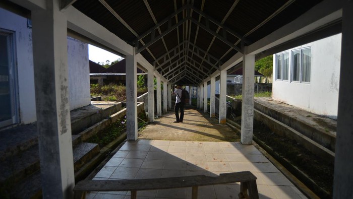 Pengunjung melihat kondisi rumah sakit pratama yang tidak beroperasi di Desa Maileppet, Siberut Selatan, Kabupaten Kepulauan Mentawai, Sumatera Barat, Minggu (11/2/2024). Rumah sakit umum tipe D yang dibangun sejak 2017 dan diresmikan pada 2022 itu hingga kini masih kosong dan belum beroperasi. ANTARA FOTO/Iggoy el Fitra/nz
