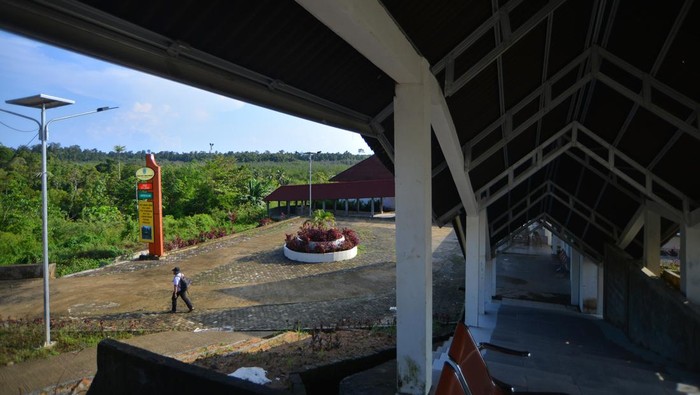 Pengunjung melihat kondisi rumah sakit pratama yang tidak beroperasi di Desa Maileppet, Siberut Selatan, Kabupaten Kepulauan Mentawai, Sumatera Barat, Minggu (11/2/2024). Rumah sakit umum tipe D yang dibangun sejak 2017 dan diresmikan pada 2022 itu hingga kini masih kosong dan belum beroperasi. ANTARA FOTO/Iggoy el Fitra/nz